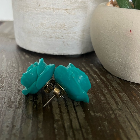 🦋 2/$20 Turquoise rose stud earrings - Picture 3 of 4